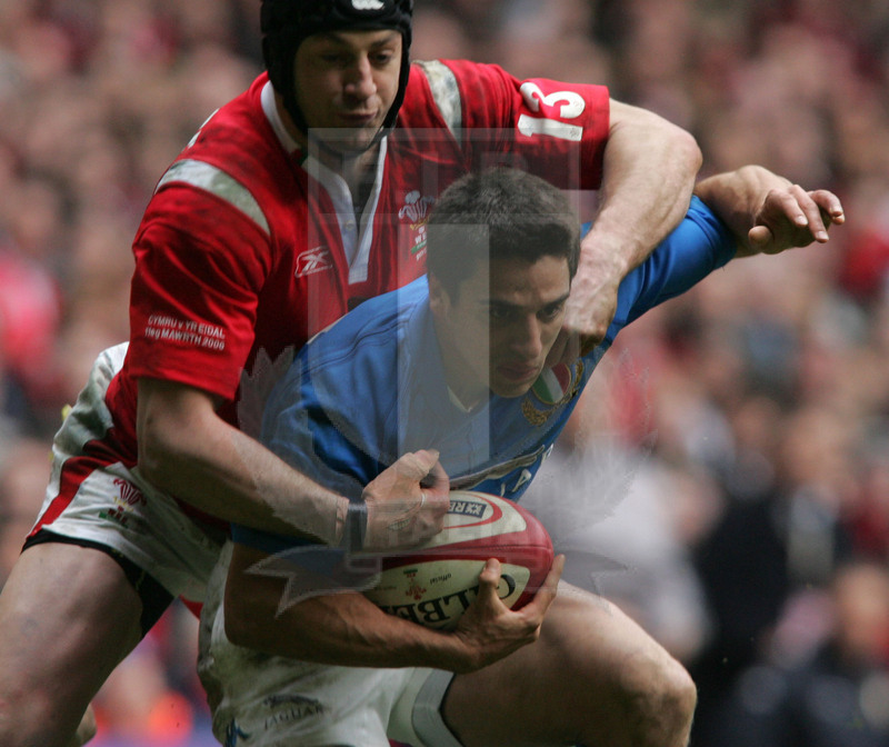 Rbs Sei Nazioni 2006, Round 3, Cardiff, Millennium Stadium 11/03/2006, Galle v Italia, Ludovico Nitoglia difende palla. Foto Daniele Resini/Fotosportit