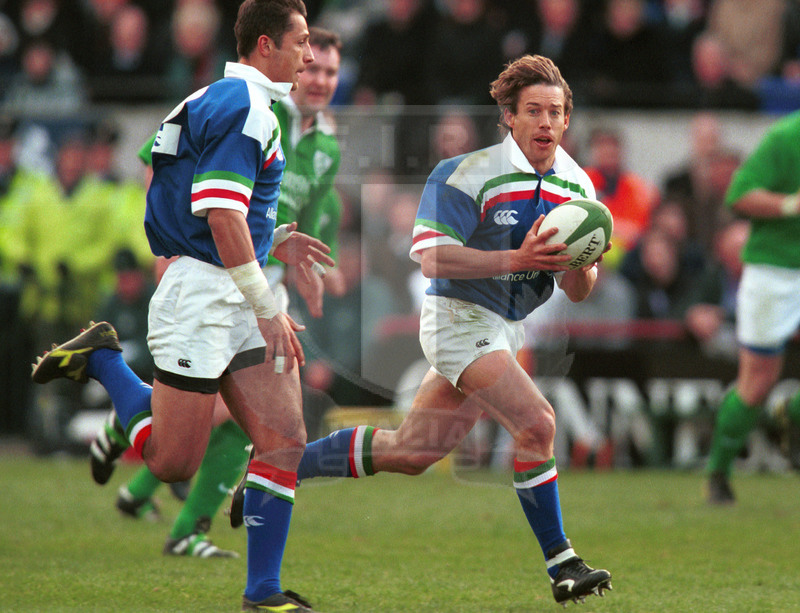 Lloyds TSB Sei Nazioni 2000, Round 3, Dublino, Lansdowne Road 04/03/2000, Irlanda v Italia, break di Diego Dominguez con Luca Martin in sostegno. Foto Daniele Resini/Fotosportit