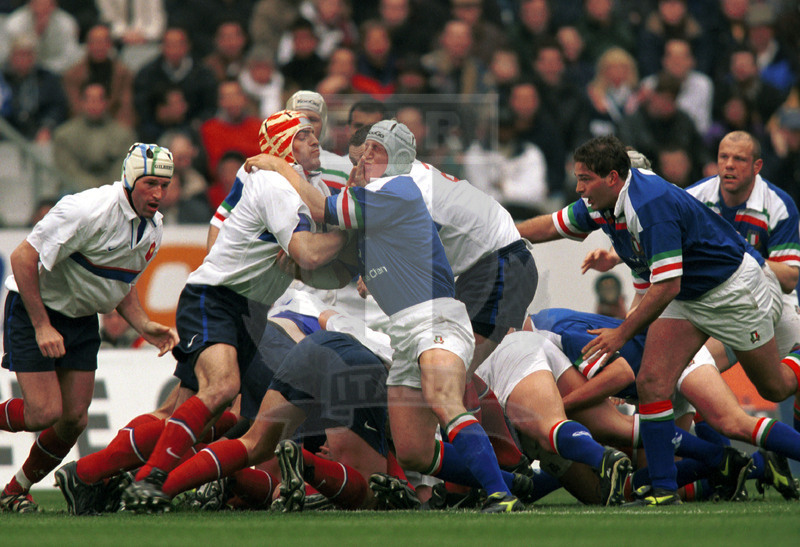 Lloyds TSB Sei Nazioni 2000, Round 5, Parigi, Stade de France 01/04/2000, Francia v Italia, impato fra Lievremont e Mauro Bergamasco. Foto Daniele Resini/Fotosportit