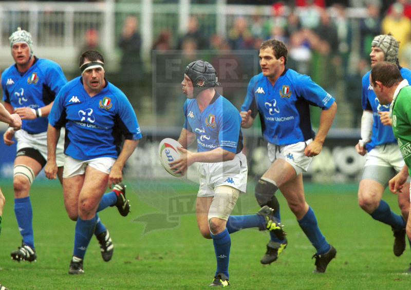 2002 Lloyds TSB Six Nations, Roma, stadio Flaminio 03/02/2001, Italia v Irlanda, break di Alessandro Troncon con Muraro e Denis Dalla in sostegno. Foto Daniele Resini/Fotosportit