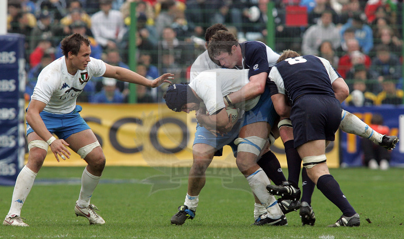 Rbs Sei Nazioni 2006, Roma, stadio Flaminio 18/03/2006, Italia v Scozia, Marco Bortolami preso da White e Taylor. Sergio Parisse accorre. Foto Daniele Resini/Fotosportit