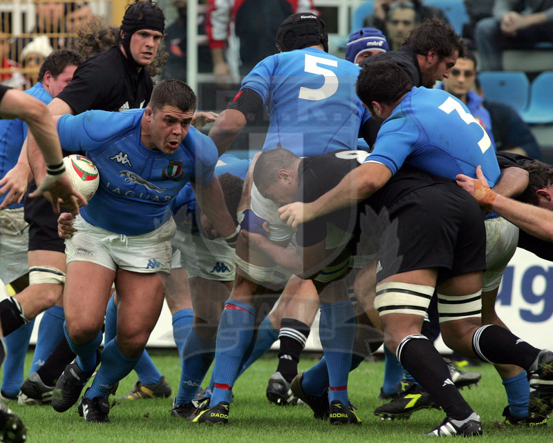 Jaguar Test match 2004, Roma, stadio Flaminio 13/11/2004, Italia v Nuova Zelanda, Andrea Lo Cicero carica da una maul. Foto Daniele Resini/Fotosportit