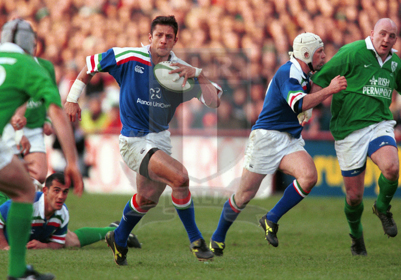 Lloyds TSB Sei Nazioni 2000, Round 3, Dublino, Lansdowne Road 04/03/2000, Irlanda v Italia, un break di Luca Martin. Foto Daniele Resini/Fotosportit