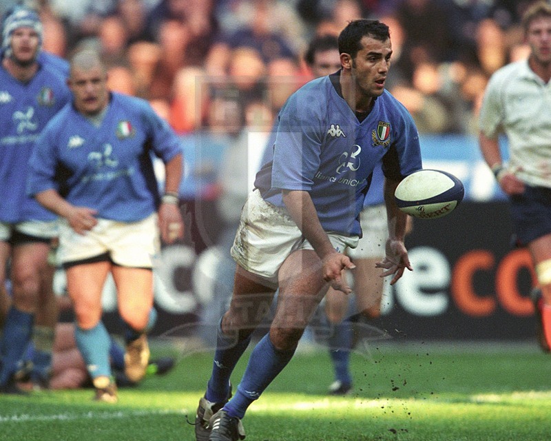 Sei Nazioni 2002, Parigi, Stade de France 2002/02/02, Cristian Stoica muove palla. Foto Daniele Resini/Fotosportit