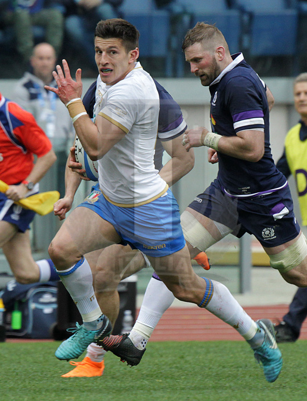 Natwest Sei Nazioni 2018, round 5, Roma stadio Olimpico 17/03/2018, Italia v Scozia, una corsa di Tommaso Allan. Foto Daniele Resini/Fotosportit
