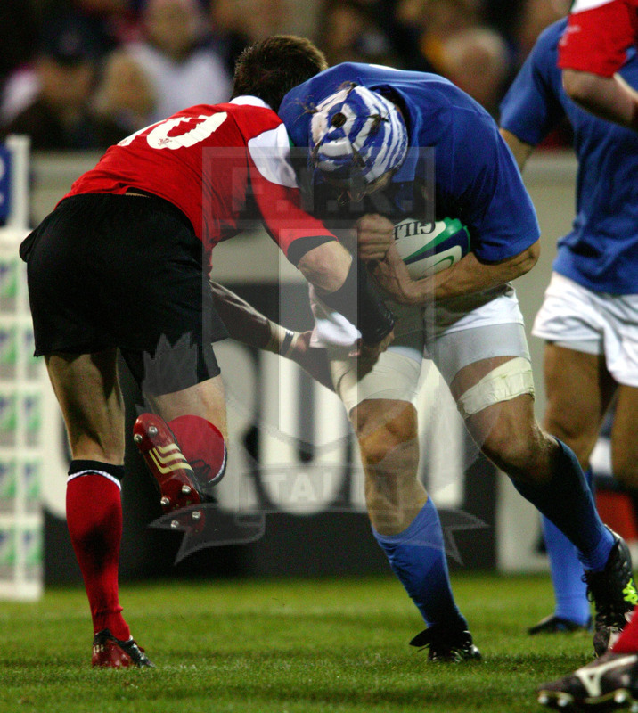 Rugby World Cup 2003, Pool D, Canberra, Canberra Stadium 21/10/2003, Galles v Italia, Carlo Checchinato impatta. Foto Daniele Resini/Fotosportit