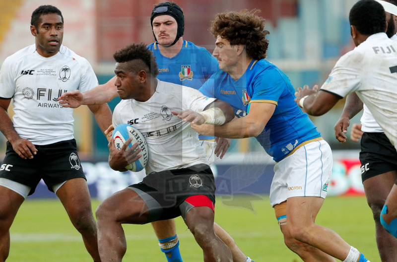 Credit Agricole Cariparma Test Match 2017, Catania, Stadio Massimino, 11-11-2017, Italia v Fiji. Josua Tuisova attaccato da Carlo Canna e Tommaso Boni. Foto: Roberto Bregani / Fotosportit