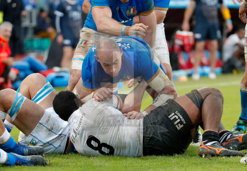Credit Agricole Cariparma Test Match 2017, Catania, Stadio Massimino, 11-11-2017, Italia v Fiji. Sergio Parisse in ruck. Foto: Roberto Bregani / Fotosportit