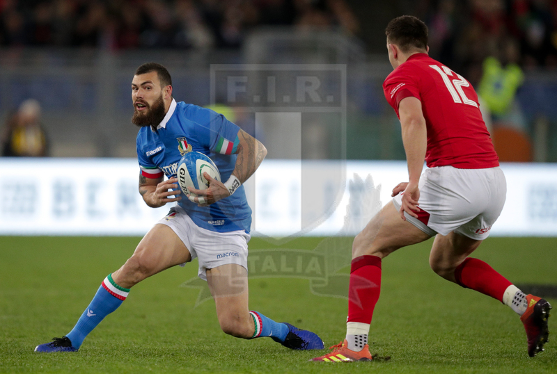Guinness Sei Nazioni 2016, Round 2, Roma, Stadio Olimpico, 9/02/2019, Italia v Galles. Una finta di Jarden Hayward per superare Owen Watkin. Foto Roberto Bregani/Fotosportit