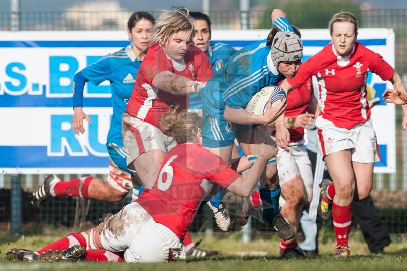 RBS 6 Nazioni Femminile 2013, Benevento, Campo Pace Vecchia, 24-02-2013, Italia v Galles. Silvia Gaudino attacca la linea.