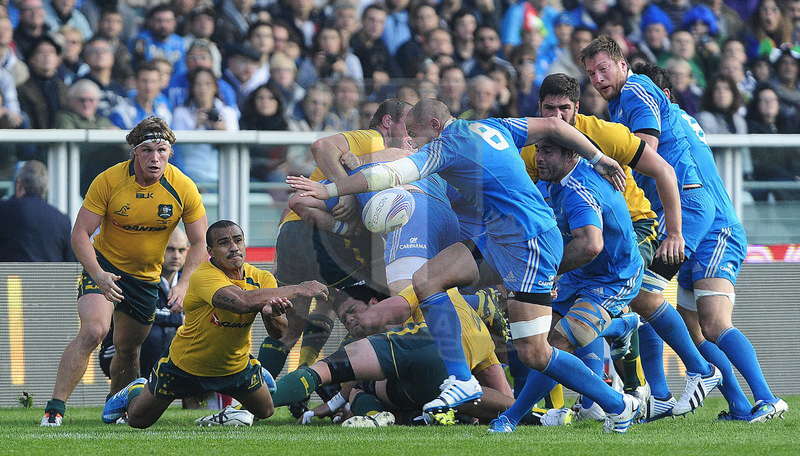 Cariparma Test Match 2013 - 09/11/2013 - Torino, Stadio Olimpico - Italia v Australia -Will Genia apre palla braccato da PArisse