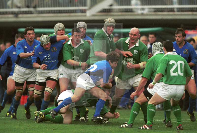 2002 Lloyds TSB Six Nations, Roma, stadio Flaminio 03/02/2001, Italia v Irlanda, Pippo Frati nella difesa. Inseguono Visser e Caione. Foto Daniele Resini/Fotosportit