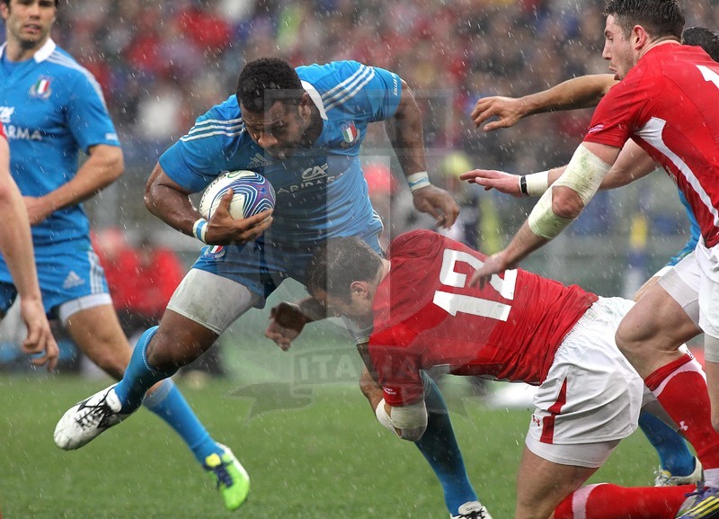 Sei Nazioni 2013, Roma, stadio Olimpico 23/02/2013, Italia v Galles, Manoa Vosawai fermato da Ryan Jones.