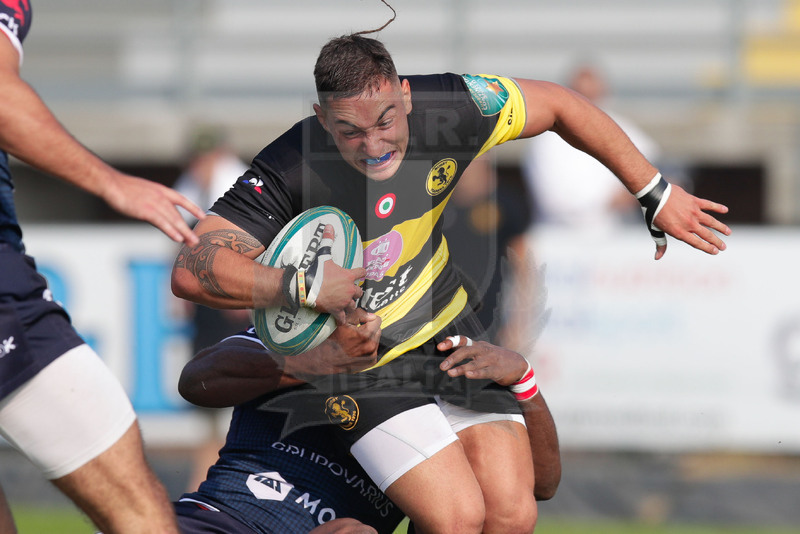 Continental Shield 2017-2018, Viadana, Stadio Zaffanella, 14-10-2017, Rugby Viadana v Cdul. Leonardo Bacchi tenta tenta di eludere il placcaggio di Fbio Conceicao. Foto: Roberto Bregani/ Fotosportit