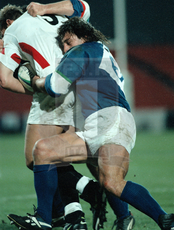 Rugby World Cup 1999, qualificazioni, Huddersfield 22/11/1998, Inghilterra v Italia, Massimo Giovanelli non molla la presa. Foto Daniele Resini/Fotosportit