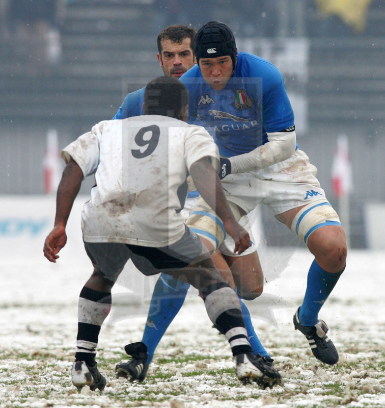 Test match 2005, Monza, stadio Brianteo 26/11/2005, Italia v Fiji, Carlo Del Fava carica su Rauluni. Foto Daniele Resini/Fotosportit