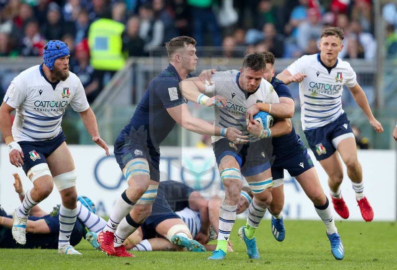 Guinness Sei Nazioni 2020, Round 3, Roma, Stadio Olimpico, 22/02/2020, Italia v Scozia. Abraham Steyn trattenuto da Magnus Bradbury e Ali Price. Foto Roberto Bregani/Fotosportit