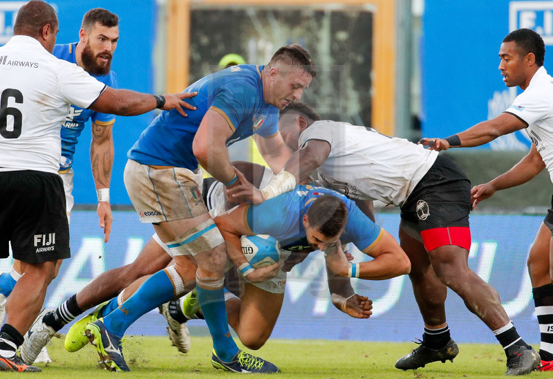 Credit Agricole Cariparma Test Match 2017, Catania, Stadio Massimino, 11-11-2017, Italia v Fiji. Una carica di Mattia Bellini placcato da Asaeli Tikoirotuma e Josua Tuisova. In sostegno, Abrham Stein. Foto: Roberto Bregani / Fotosportit