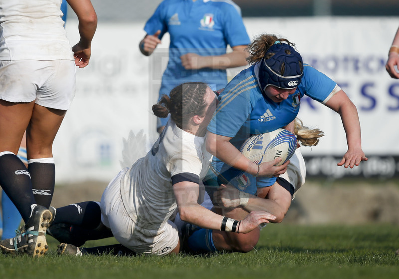 RBS 6 Nazioni Femminile 2014, Rovato (BS), Stadio Giulio e Silvio Pagani, 16-03-2014, Italia v Inghilterra. Marta Ferrari viene bloccata dalla difesa inglese. . Foto: Roberto Bregani