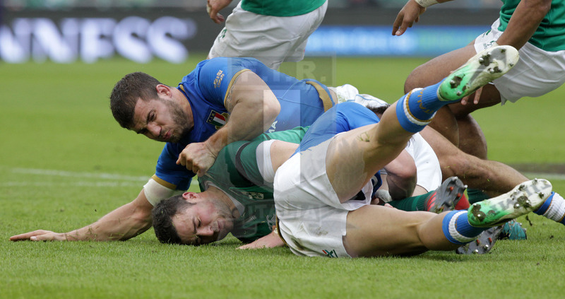 Natwest Sei Nazioni 2018, round 2, Dublino, Aviva Stadium 10/02/2018, Irlanda v Italia, Tommaso Castello blocca a terra Kearney. Foto Daniele Resini/Fotosportit