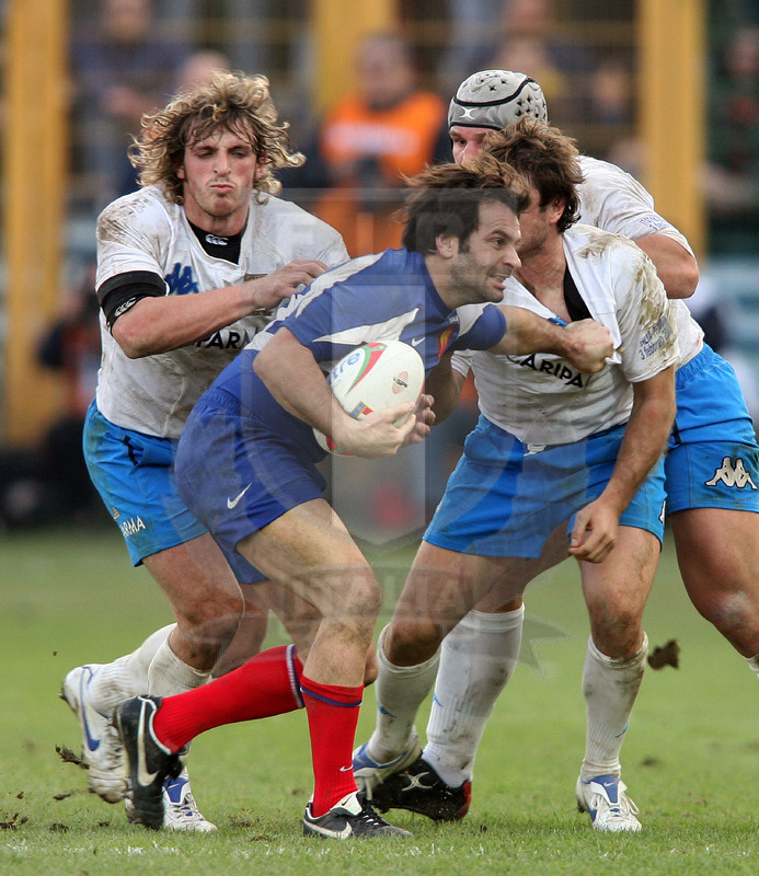 Sei Nazioni 2007, Roma, stadio Flaminio 03/02/2007, Italia v Francia, Cristophe Dominici difende palla da Pez e Mirco Bergamasco. Foto Daniele Resini/Fotosportit
