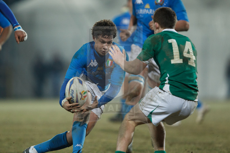RBS 6 Nazioni Under 20 2011, Parma, Stadio XXV Aprile, 4/02/2011, Italia U20 v Irlanda U20. Luca Morisi tenta di superare Andrew Conway