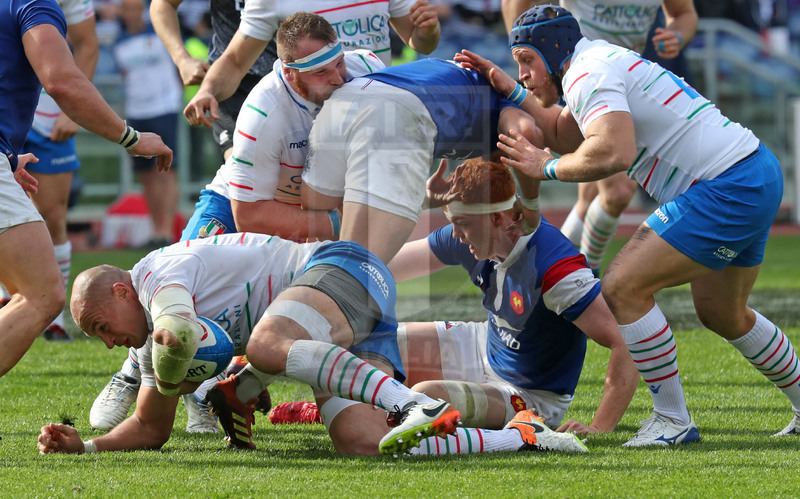 Guinness Sei Nazioni 2019, Round 5, Roma, stadio Olimpico 16/03/2019, Italia v Francia, Sergio Parisse portato a terra. Luca Bigi accorre. Foto Daniele Resini/Fotosportit