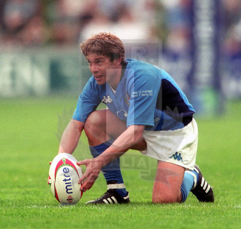 Rbs Sei Nazioni 2002, Roma, stadio Flaminio 07/04/2002, Italia v Inghilterra, Diego Dominguez al calcio piazzato. Foto Daniele Resini/Fotosportit