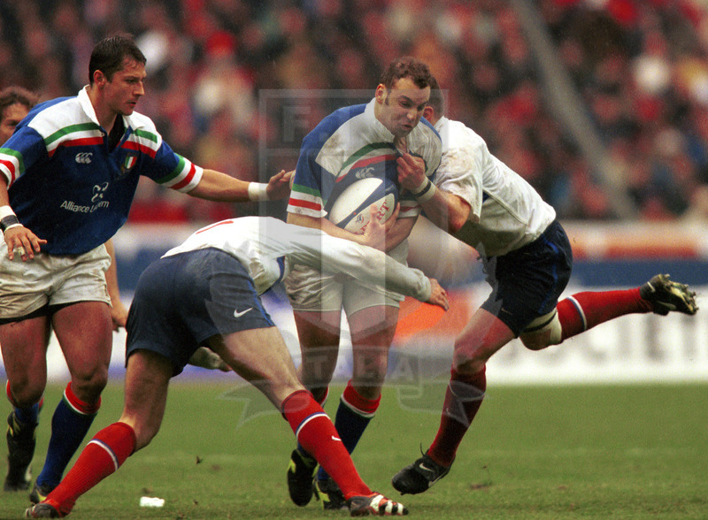 Lloyds TSB Sei Nazioni 2000, Round 5, Parigi, Stade de France 01/04/2000, Francia v Italia, Mazzucato placcato. Accorre Luca Martin. Foto Daniele Resini/Fotosportit