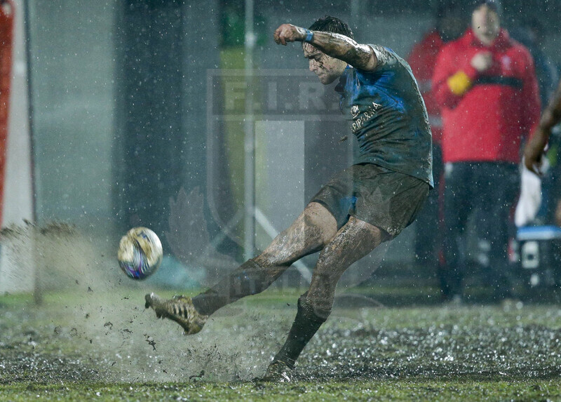RBS 6 Nazioni U20 2013, Viterbo, Stadio Enrico Rocchi, 22-02-2013, Italia U20 v Galles U20. Edoardo Padovani piazza un calcio di punizione per i primi tre punti degli azzurrini