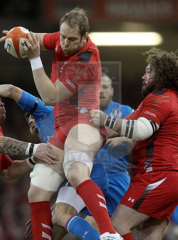 Sei Nazioni 2014, Cardiff. Millennium Stadium, 01/02/2014. Galles v Italia, Alun Win Jones conquista palla in avvio. Foto Daniele Resini/Fotosportit