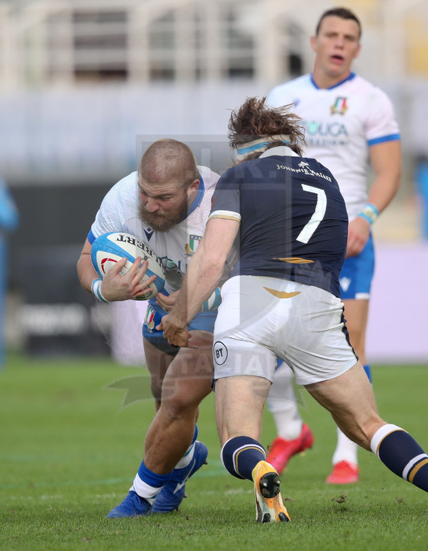 Autumn Nations Cup 2020, RCattolica Test match 2020, Firenze, Stadio Artemio Franchi, 14/11/2020, Italia v Scozia. Johan Meyer carica Hamish Watson.. Foto Roberto Bregani/Fotosportit