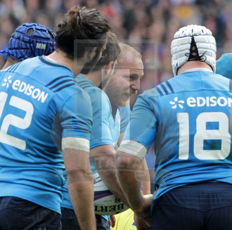 RBS Sei Nazioni 2017, Edimburgo, Murrayfield stadium 18/03/2017, Scozia v Italia, Leo Ghiraldini incita gli Azzurri. Foto Daniele Resini/Fotosportit