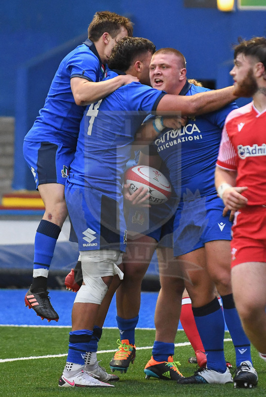 Guinness Sei Nazioni U20 2021, Cardiff, Arms Park 19/06/2021, Italia U20 v Galles U20,Ion Neculai festeggiato dai compagni dopo la meta. Foto Daniele Resini/Fotosportit