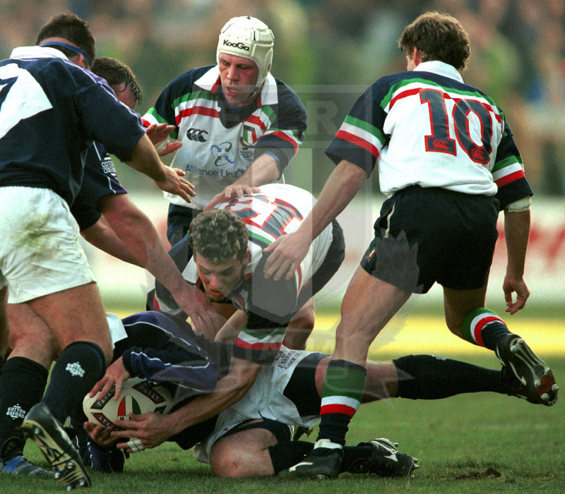 Lloyds TSB Sei Nazioni 2000, Round 1, Roma, stadio Flaminio 05/02/2000, Italia v Scozia, Manuel Dallan contesta palla a terra. Foto Daniele Resini/Fotosportit