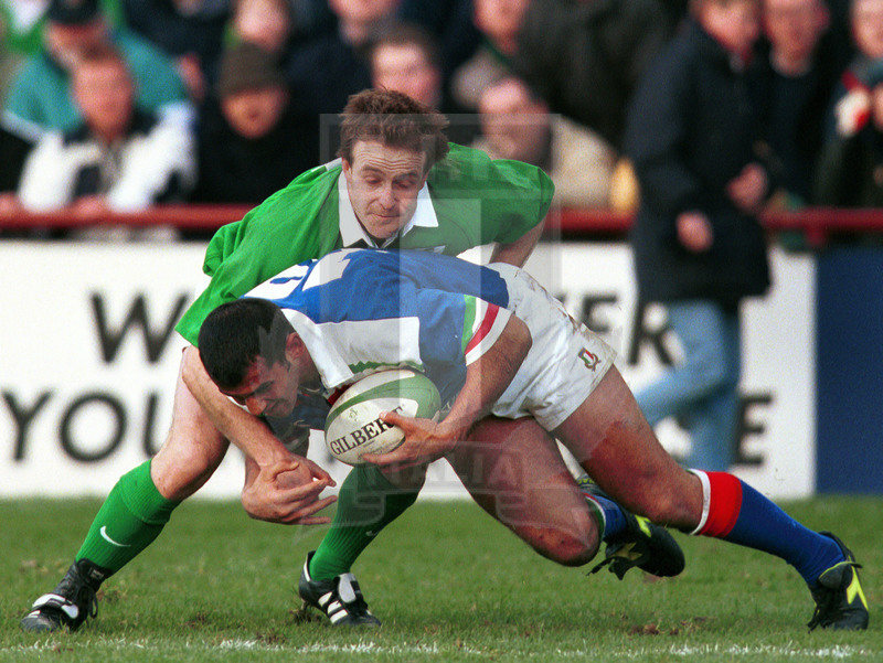 Lloyds TSB Sei Nazioni 2000, Round 3, Dublino, Lansdowne Road 04/03/2000, Irlanda v Italia, Cristian Stoica portato a terra da Hickie. Foto Daniele Resini/Fotosportit