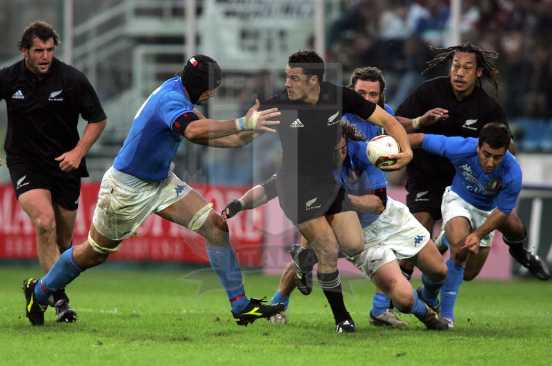 Jaguar Test match 2004, Roma, stadio Flaminio 13/11/2004, Italia v Nuova Zelanda, Daniel Carter attaccato da Dellapè e Orquera. Foto Daniele Resini/Fotosportit