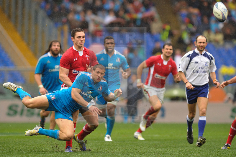 Sei Nazioni 2013, Roma, stadio Olimpico 23/02/2013, Italia v Galles, Tommaso Benvenuti libera palla in acrobazia.