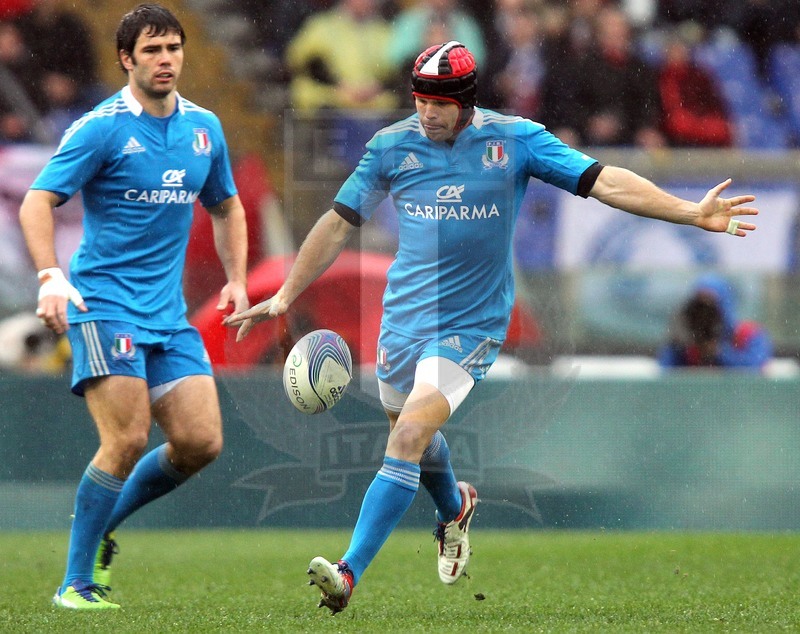 Sei Nazioni 2013, Roma, stadio Olimpico 23/02/2013, Italia v Galles, Chris Burton al calcio tattico. McLean osserva.