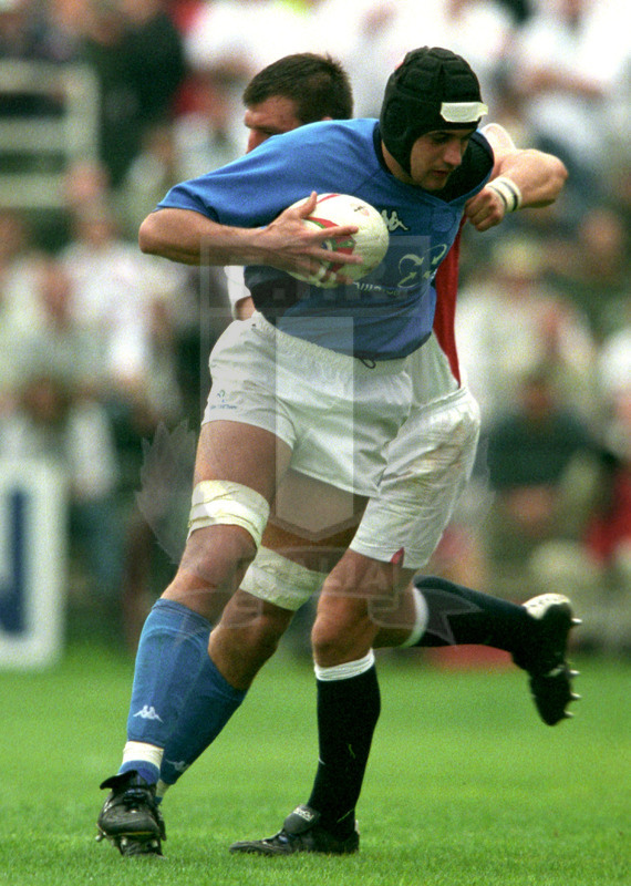 Rbs Sei Nazioni 2002, Roma, stadio Flaminio 07/04/2002, Italia v Inghilterra, Marco Bortolami difende palla. Foto Daniele Resini/Fotosportit