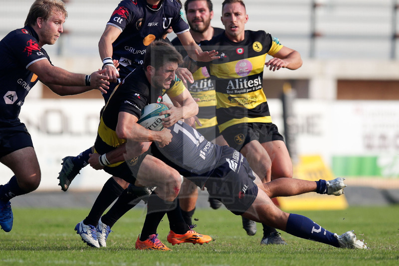 Continental Shield 2017-2018, Viadana, Stadio Zaffanella, 14-10-2017, Rugby Viadana v Cdul. Gianmarco Amadasi placcato da Tomaas Appleton. Foto: Roberto Bregani/ Fotosportit