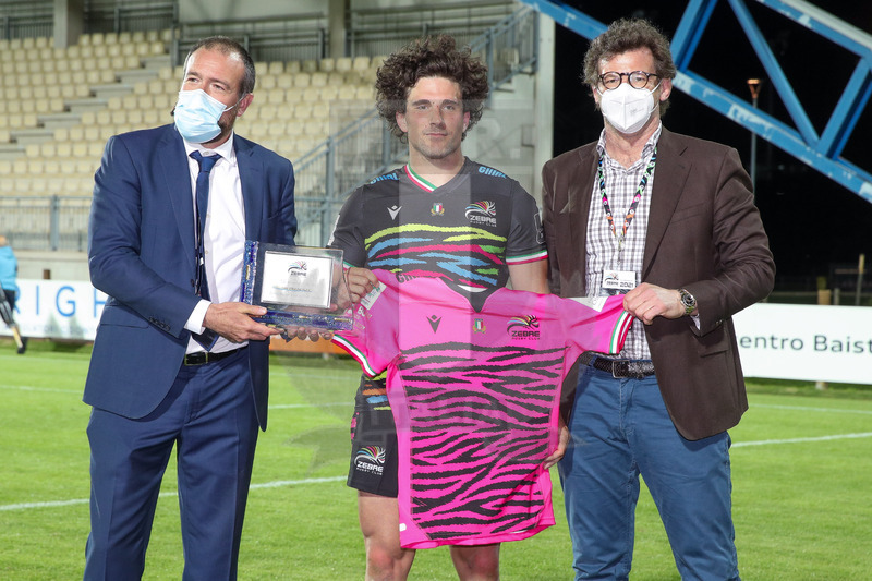Guinness PRO14 Rainbow Cup 2020-2021, Parma, Stadio Lanfranchi, 7//05/2020, Zebre vs Benetton. Tommaso Boni riceve il premio per le 100 partite con le Zebre dal Presidente Michele Dalai e Carlochecchinato. Foto: Roberto Bregani/Fotosportit