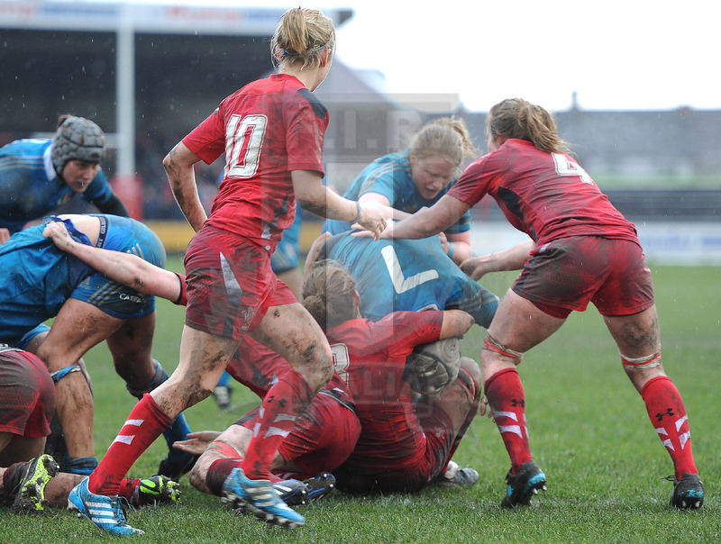 Rbs 6 Nazioni Donne, Abevaron, Talbot Athletic Ground 02/02/2014, Galles v Italia, Ilaria Arrighetti, sostenuta da Michela Este, si getta verso la meta che decisiva per la vittoria delle Azzurre.