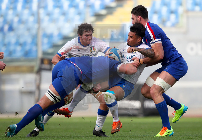 Guinness VI Nazioni 2021, Roma, Stadio Olimpico, 6/02/2021, Italia v Francia. Montanna Ioane tenuto da Paul Willemse (sin) e Charles Ollivon. Foto Roberto Bregani/Fotosportit