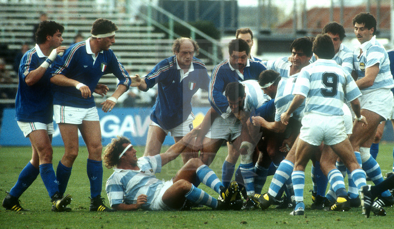 Rugby World Cup 1987, Pool 3, Christchurch, Lancaster Park 28/05/1987, Argentina v Italia, pressione difensiva di Lupini e Zanon. Foto Daniele Resini/Fotosportit