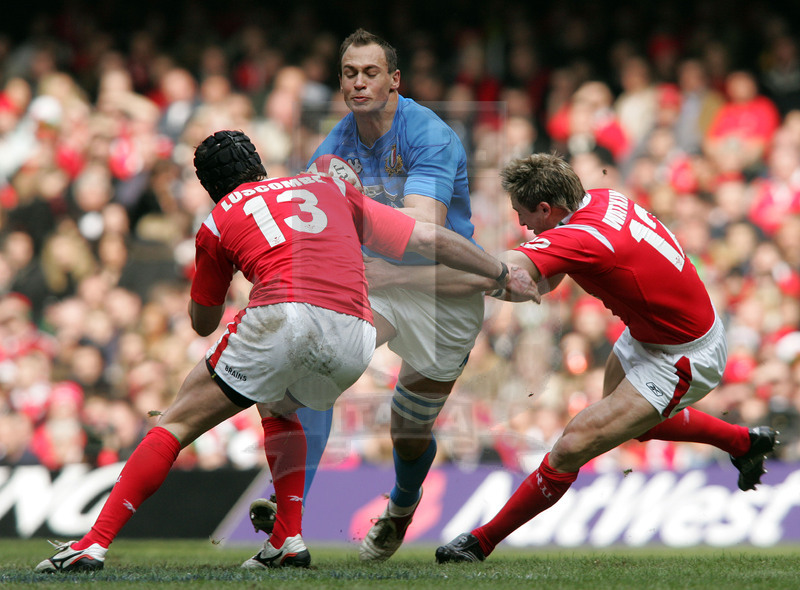 Rbs Sei Nazioni 2006, Round 3, Cardiff, Millennium Stadium 11/03/2006, Galle v Italia, Sergio Parisse carica su Patrick Luscombe. Foto Daniele Resini/Fotosportit