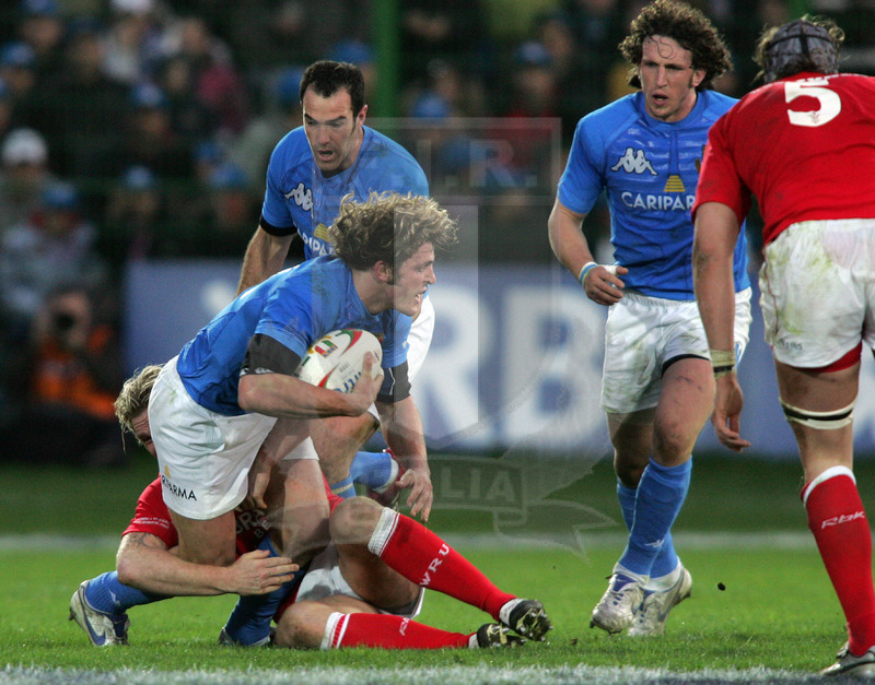 Sei Nazioni 2007, Roma, stadio Flaminio 10/03/2007, Italia v Galles, Mirco Bergamasco portato a terra, accorre Mauro. Foto Daniele Resini/Fotosportit