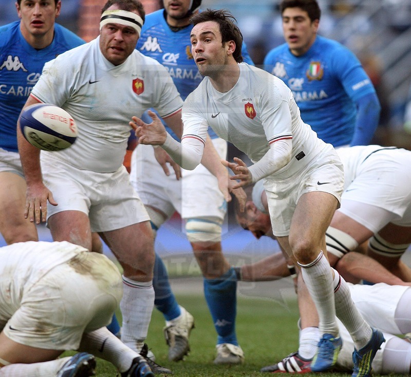 Rbs Sei Nazioni 2012, Round 1, Parigi, Stade de France 04/02/2012, Francia v Italia, Morgan Parra apre palla. Foto Daniele Resini/Fotosportit