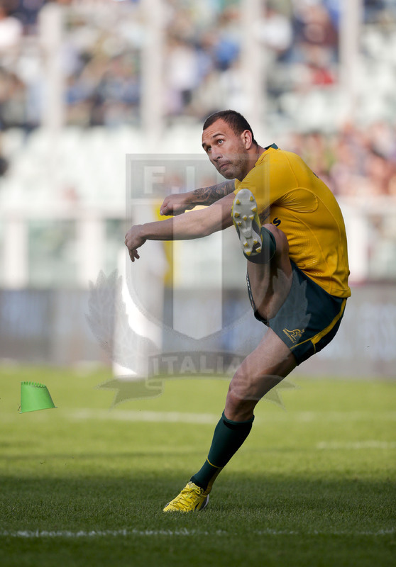 Cariparma Test Match 2013, Torino, Stadio Olimpico, 9-11-2013, Italia v Australia. Quade Cooper alla trasformazione Foto Roberto Bregani / Fotosportit