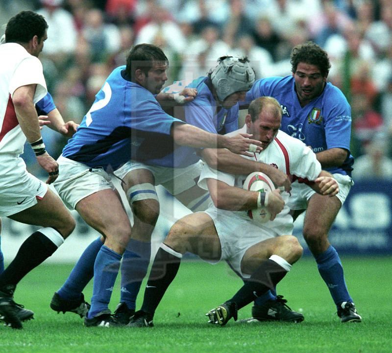 Rbs Sei Nazioni 2002, Roma, stadio Flaminio 07/04/2002, Italia v Inghilterra, Lawrence Dallaglio preso da Moscardi, Dellapè e De Rossi. Foto Daniele Resini/Fotosportit